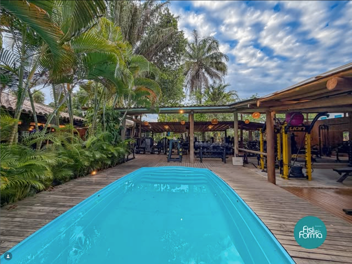 Piscina e deck ao entardecer