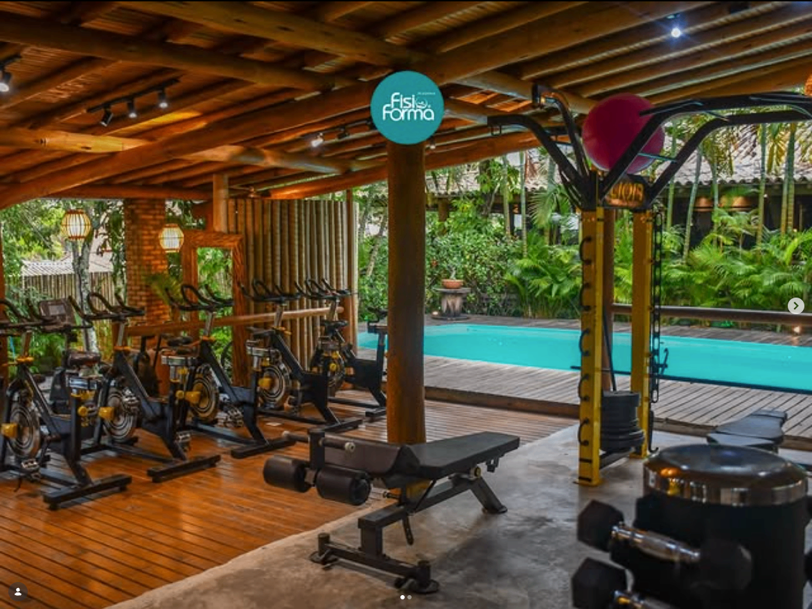 Área com bikes e piscina integrada